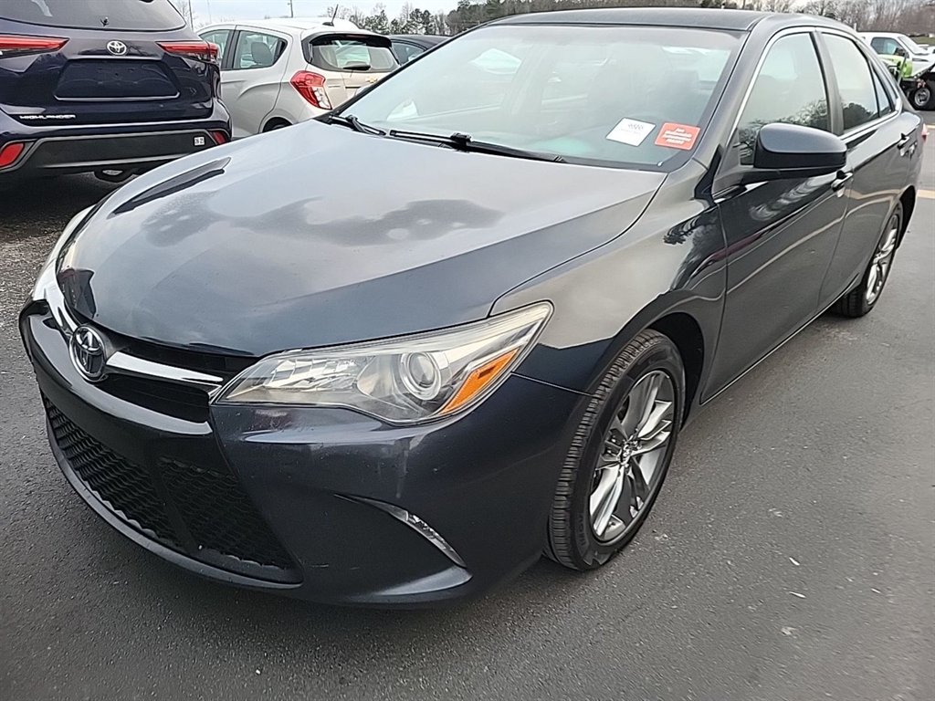 2017 Toyota Camry SE's photo